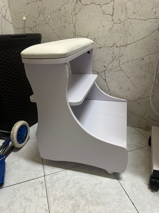 Banco para pedicure com gaveta
