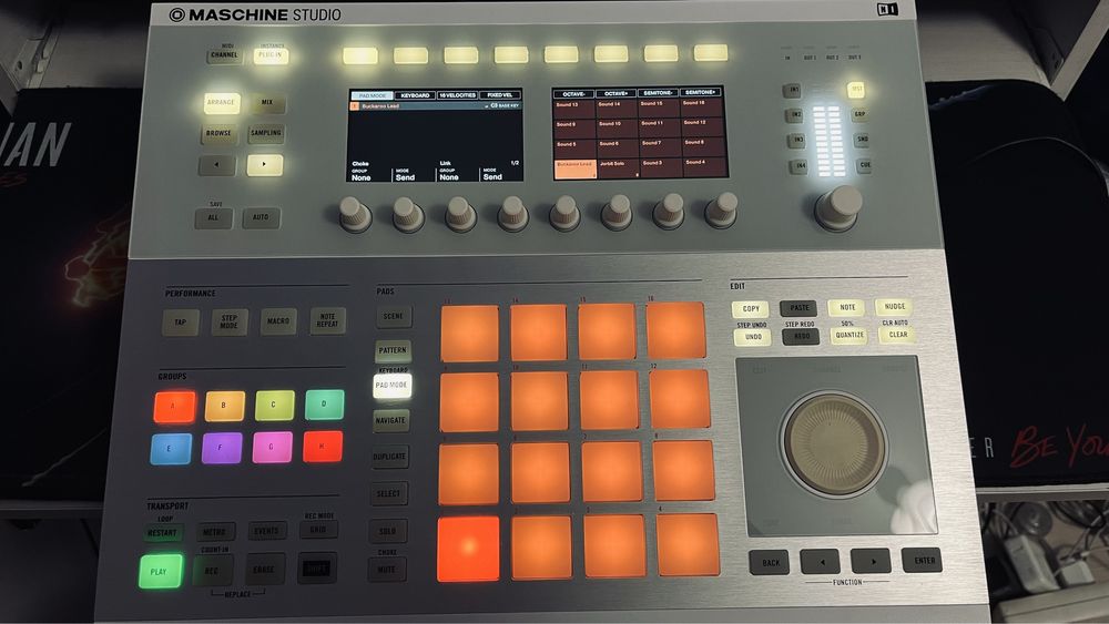 【Native Instruments】Maschine＋(ほぼ未使用) Native Instruments ドラムマシン・サンプラー MASCHINE + 正規