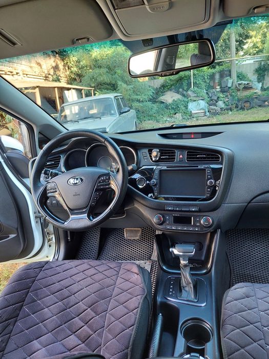 Продам Kia Ceed II 2013 год