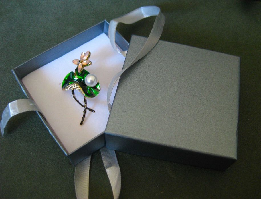 Alfinete / Broche / Pregadeira Flor de Lotus c/ Perola NOVO