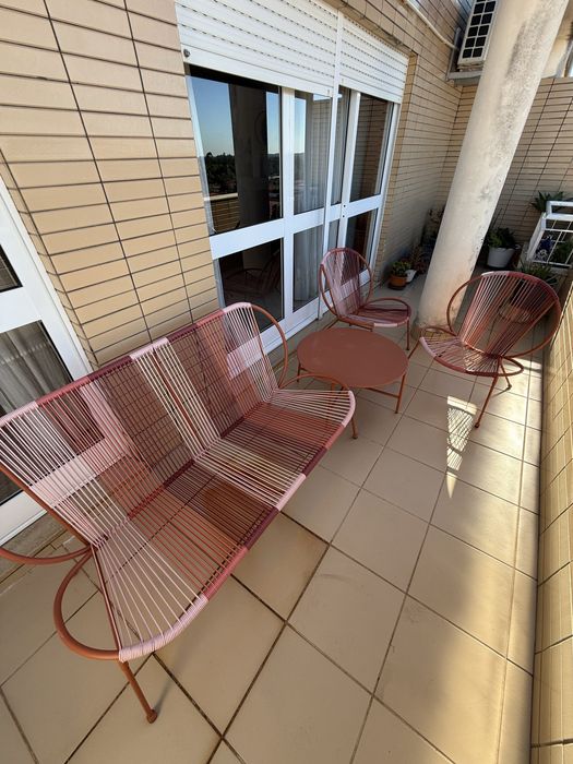 conjunto jardim/varanda 1 banco 2 cadeiras e 2 mesas