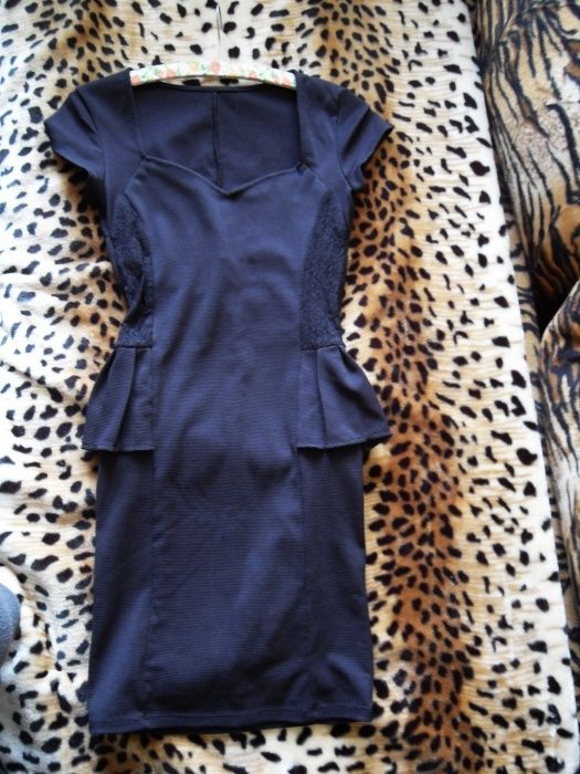 sukienka bandażowa z koronką