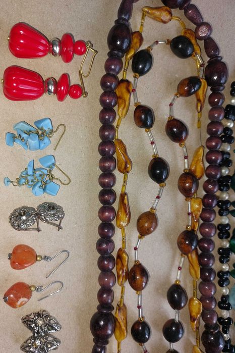 Бижутерия - бусы, сережки, брошки.