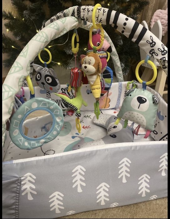 Дитячий інтерактивний розвиваючий мʼякий килимок з нависними іграшками