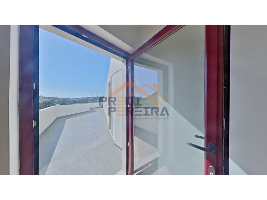 Apartamento T3 duplex remodelado, com box, situado em Casal de Cambra.