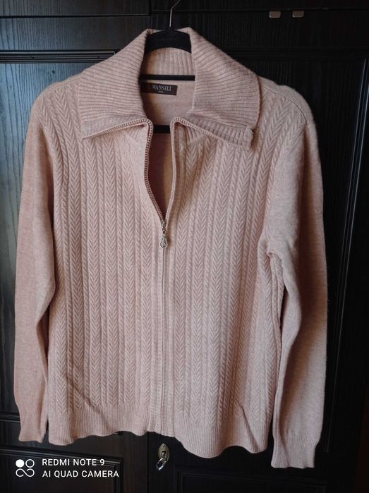 Ładny beżowy, duży, rozpinany damski sweterek z długim rękawem. M/L