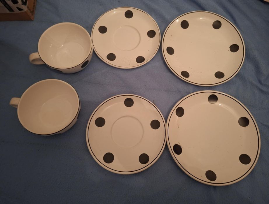 Conjunto de café com bolinhas pretas