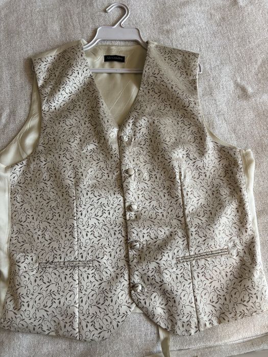Kremowa elegancka kamizelka garniturowa w bardzo dobrym stanie aleksan