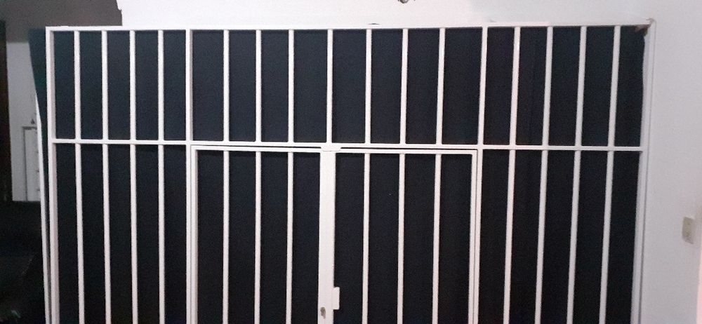 Grades de proteção novas, pintura epóxi, com abertura e fechadura..