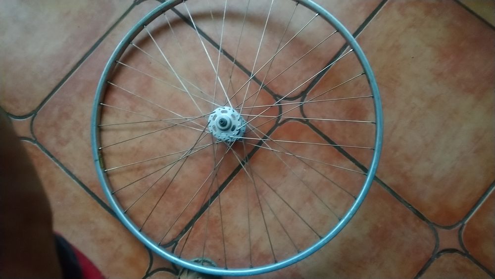 Koło rowerowe szosowe.