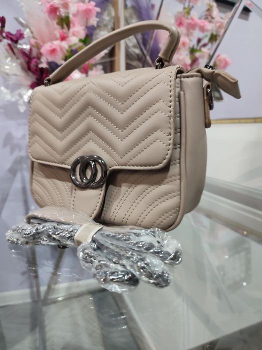 Mała zgrabna torebka ciemny beż