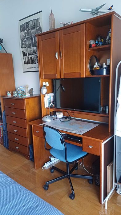 Secretária com arrumação e camiseiro em bom estado