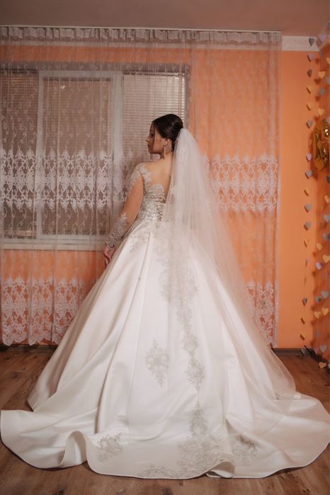 Весільна сукня  атласна з довгим шлейфом який застібується