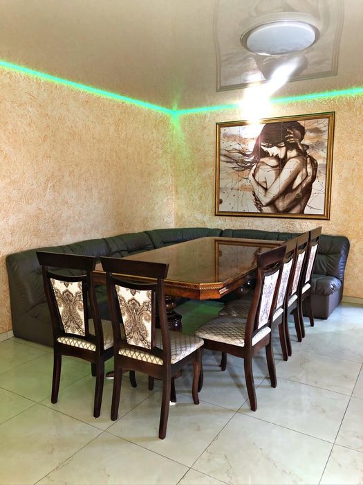 Великий будинок, лазня , басейн.