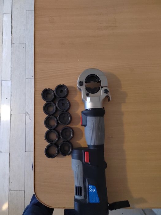 Szczypce hydrauliczne do zaciskania kabli