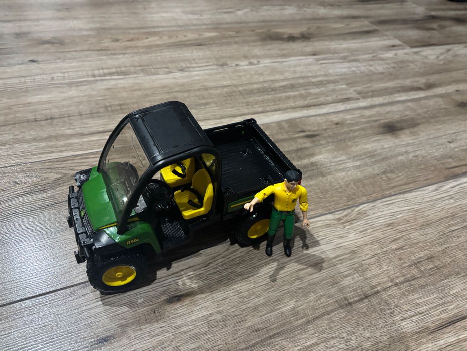 Gator John Deere z kierowcą z firmy Bruder