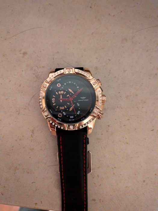 Vários relogios com caixa em pele