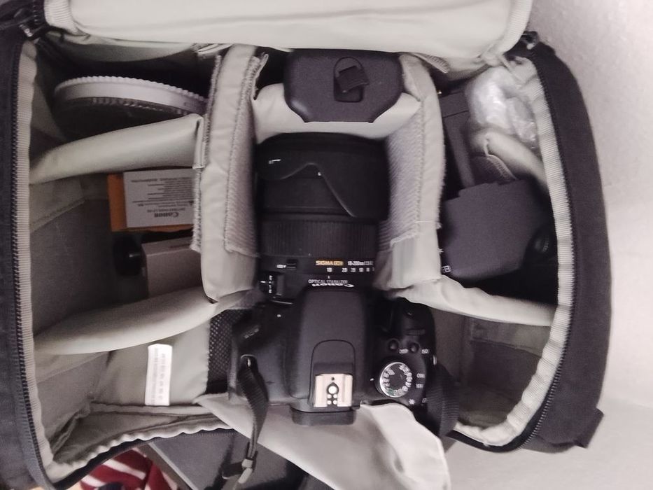 Câmera Canon 600D com vários extras a trabalhar sem problemas com mala 4 baterias carregador cabos de dados cartão de memória gipro