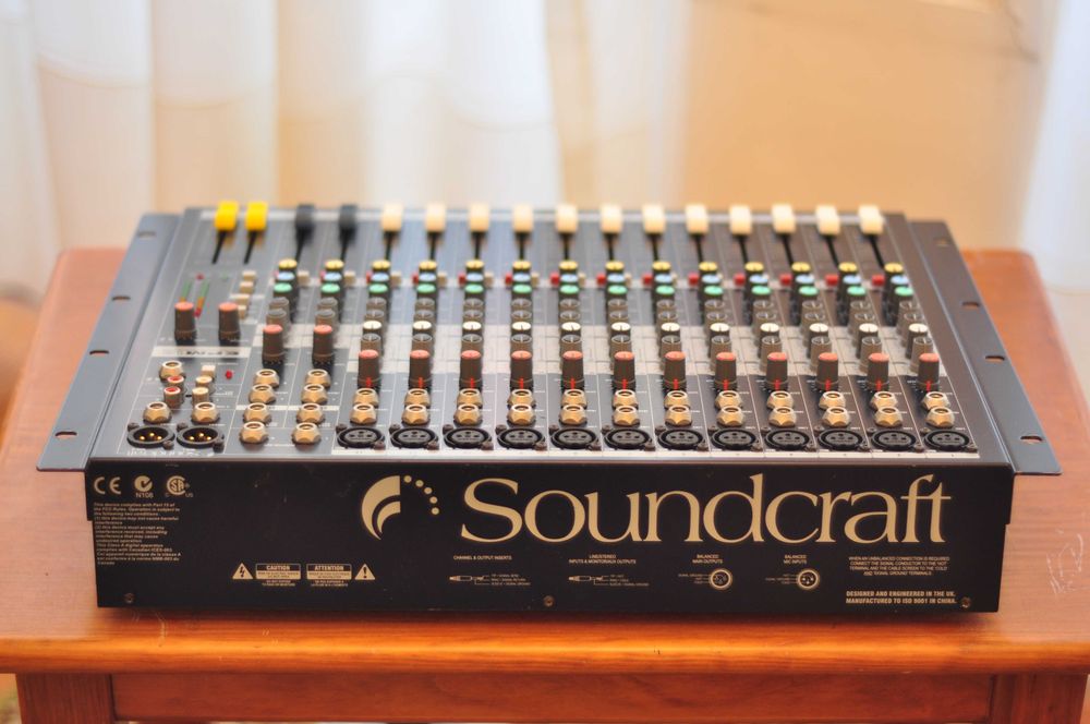 mesa de som Soundcraft EPM12