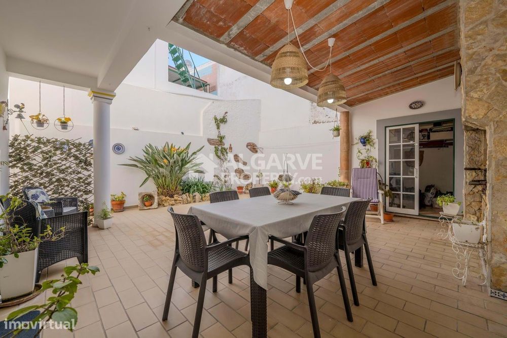Moradia T3 com terraço e pátio – Centro de Olhão | Próxima da Ria Form