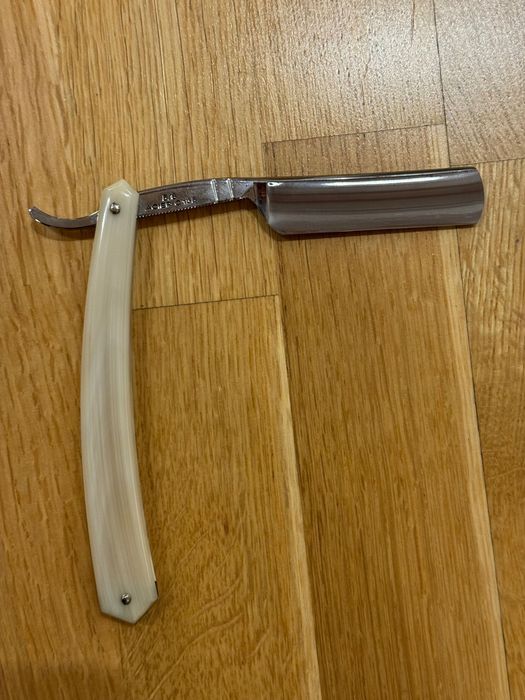 Brzytwa do golenia Thiers‑Issard 5/8 C135 – brzytwa premium, róg, Hollow Ground, Carbon Steel + skórzany pokrowiec