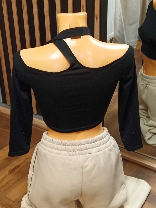 Czarny top damski - elegancki, wygodny, na każdą okazję