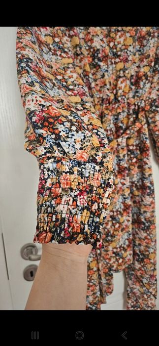 Śliczna sukienka w kwiaty na lato na jesień