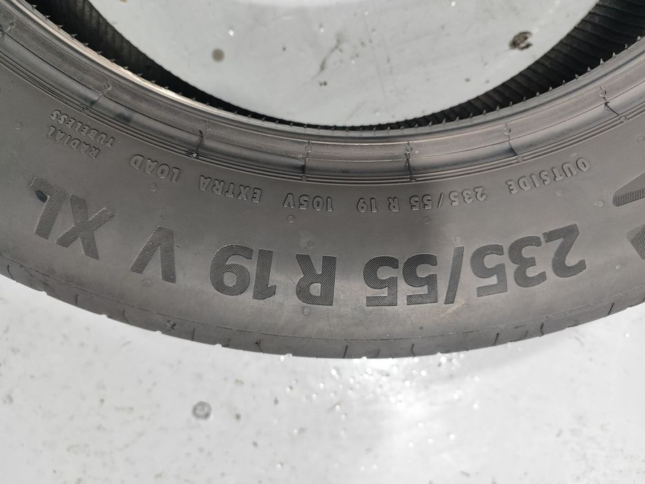 2 pneus semi novos 235-55R19 Continental - Ofera dos portes