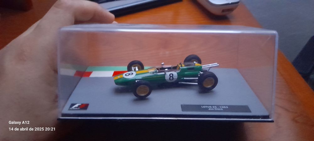 Carro de formula 1 com logo oficial F1 miniatura colecção