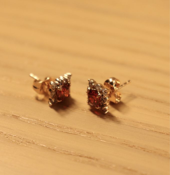 Brincos com pedra vermelha