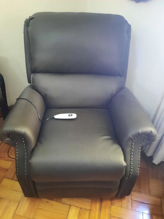 Poltrona reclinável elétrica, com comando