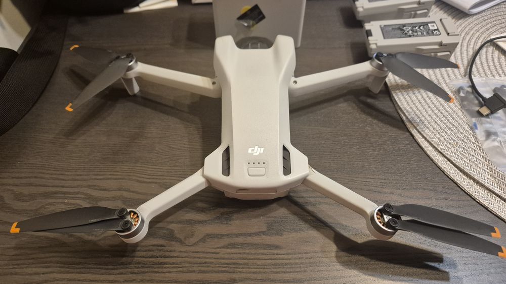 Dron DJI Mini 3 super stan! 3 baterie, ładowarka, śmigła, torba