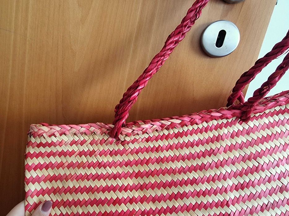 Saco de praia estreito vermelho e castanho claro