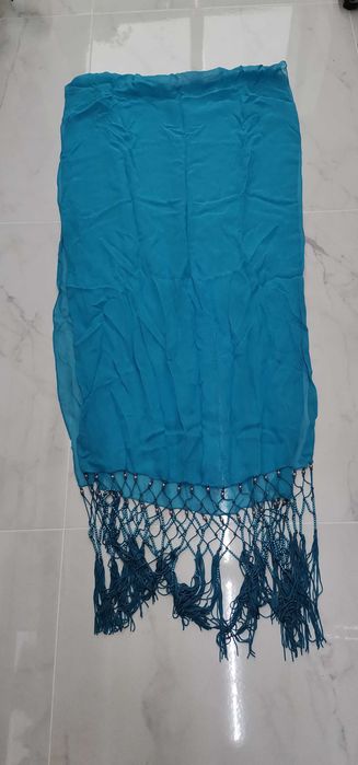 Echarpe azul turquesa com pérolas