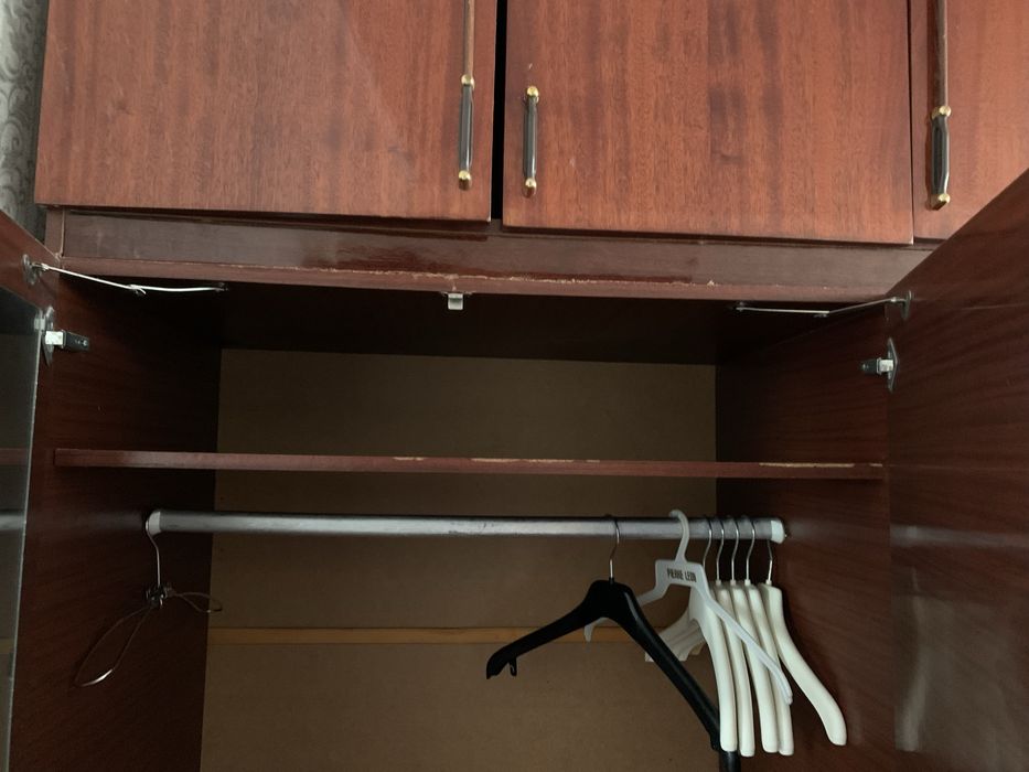 Шафа, трьохстрорчата, з антресолями