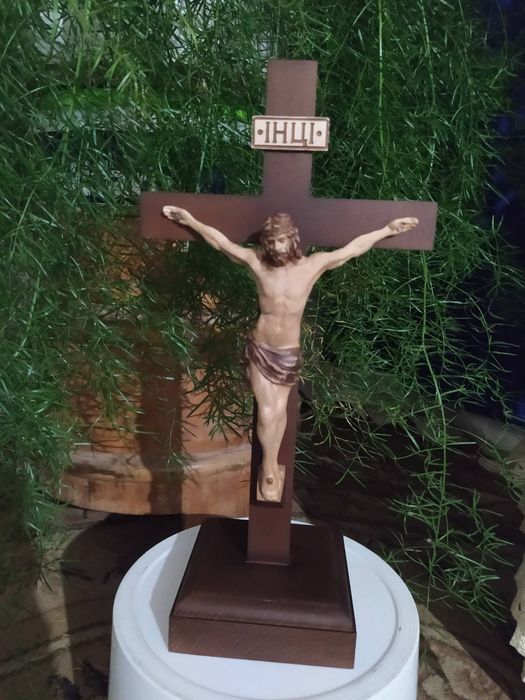 Хрест. Розп'яття з дерева різьблене.