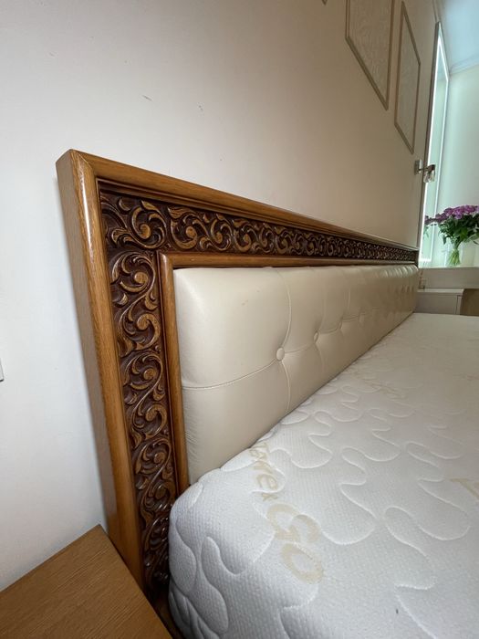 Продається двоспальне деревʼяне ліжко з тумбами і матрасом!