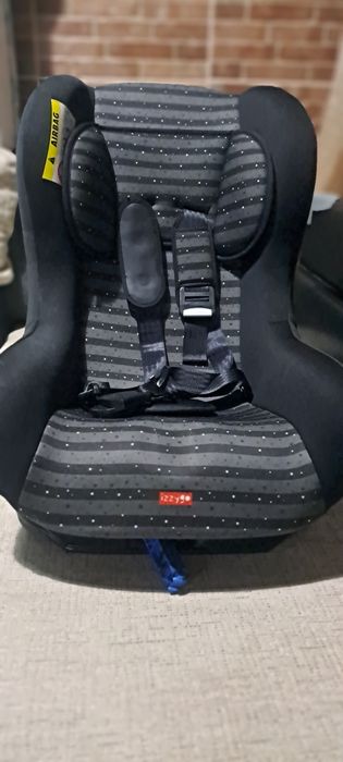Assento de carro, para criança 2,3,4, muito confortavel.