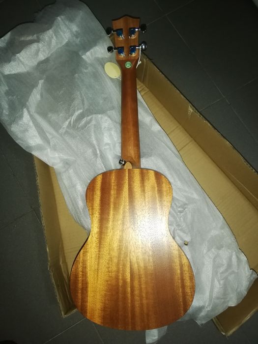 Ukulele tenor de madeiras nobres e saco