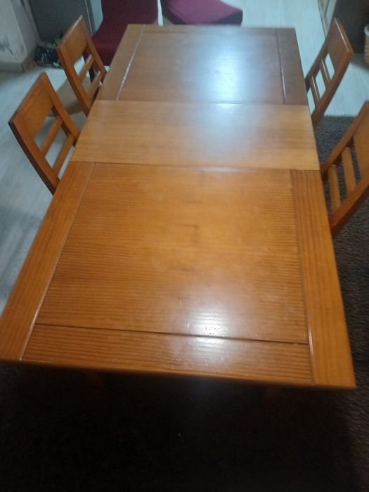 Mesa de madeira com 4 cadeiras