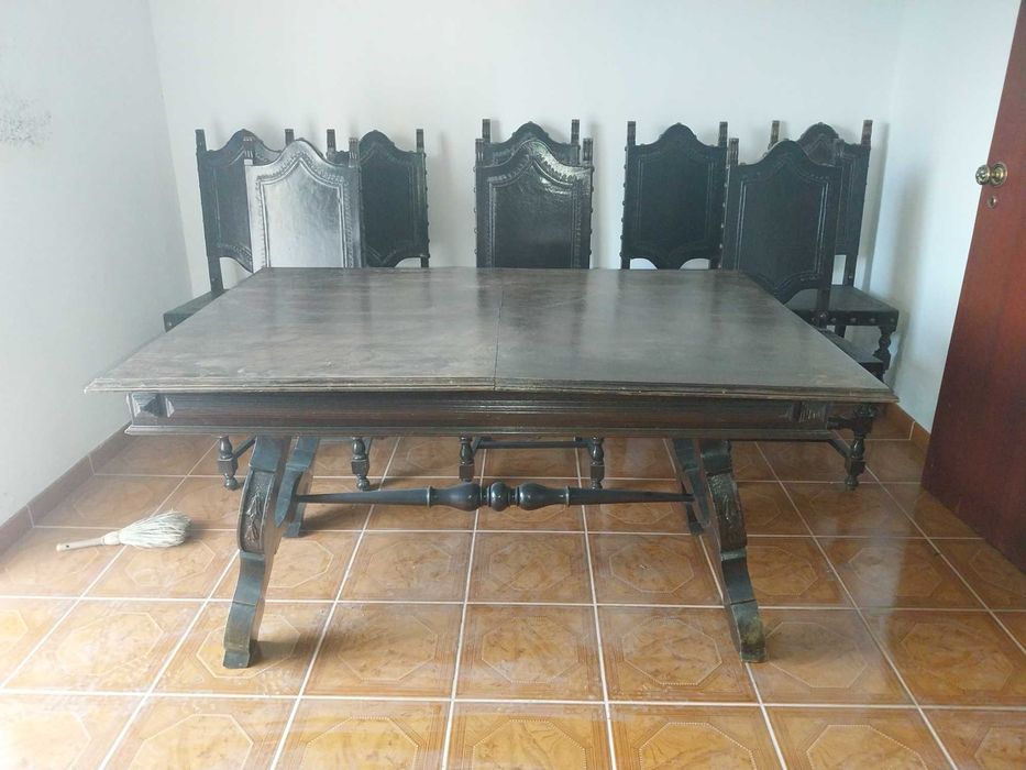 Mesa e 8 cadeiras
