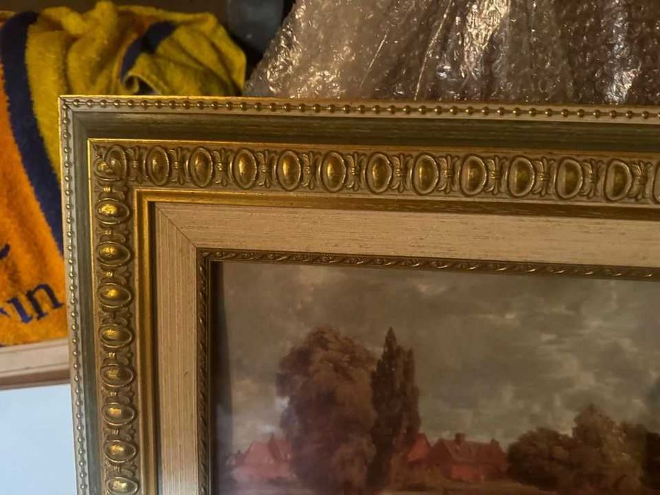 Quadro com armação em madeira dourada