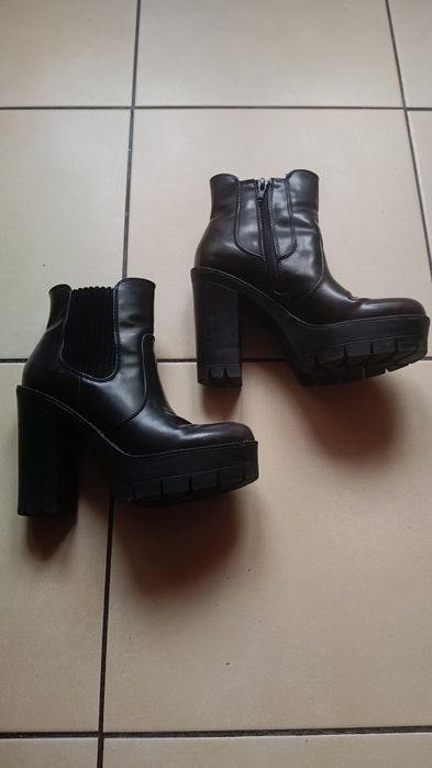 Botki na koturnie roz.36