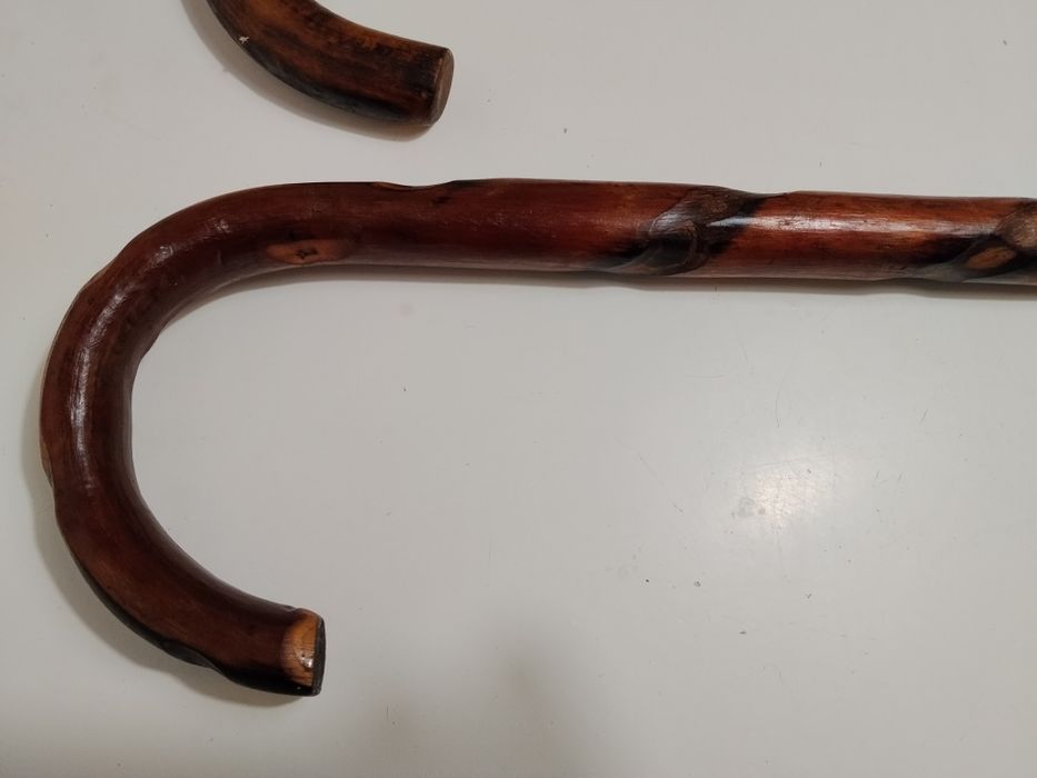 Stare gięte drewniane laski