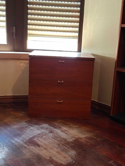 Mesa de cabeceira de 3 Gavetas em Madeira com Estilo Moderno e Funcional