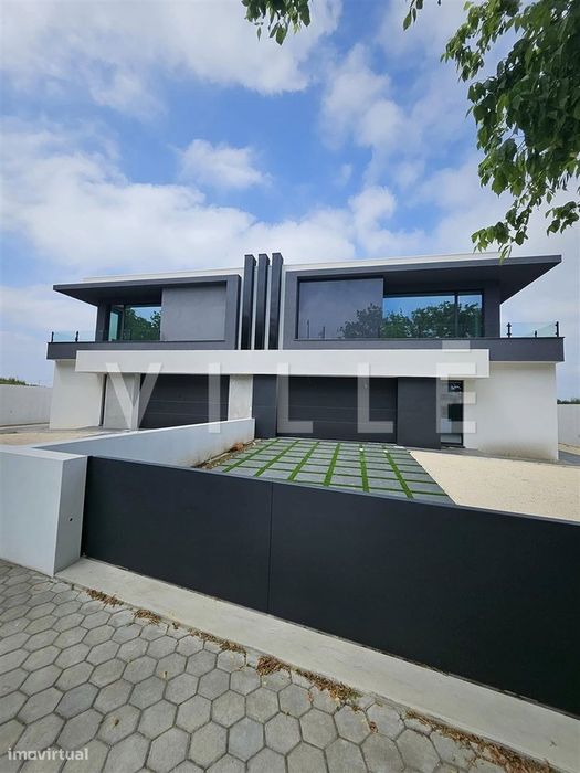 Moradia T4 geminada em construção | Santa Joana