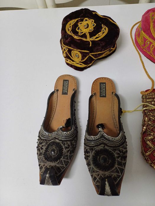 Chapéus muçulmanos, sandálias e bolsa