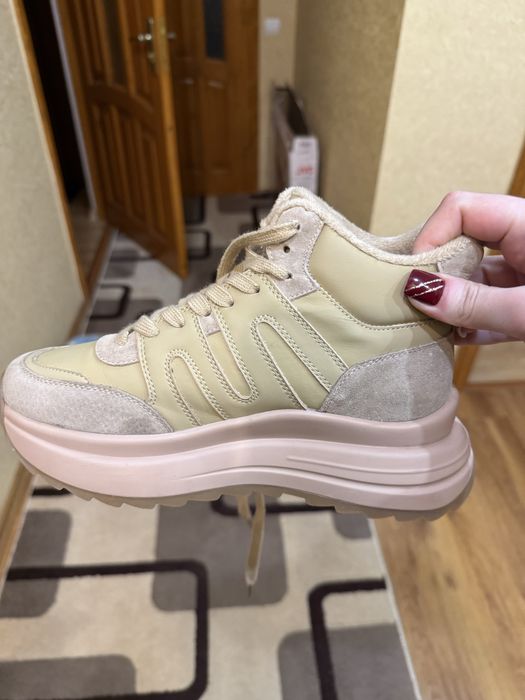 Нові  зимові кросівки