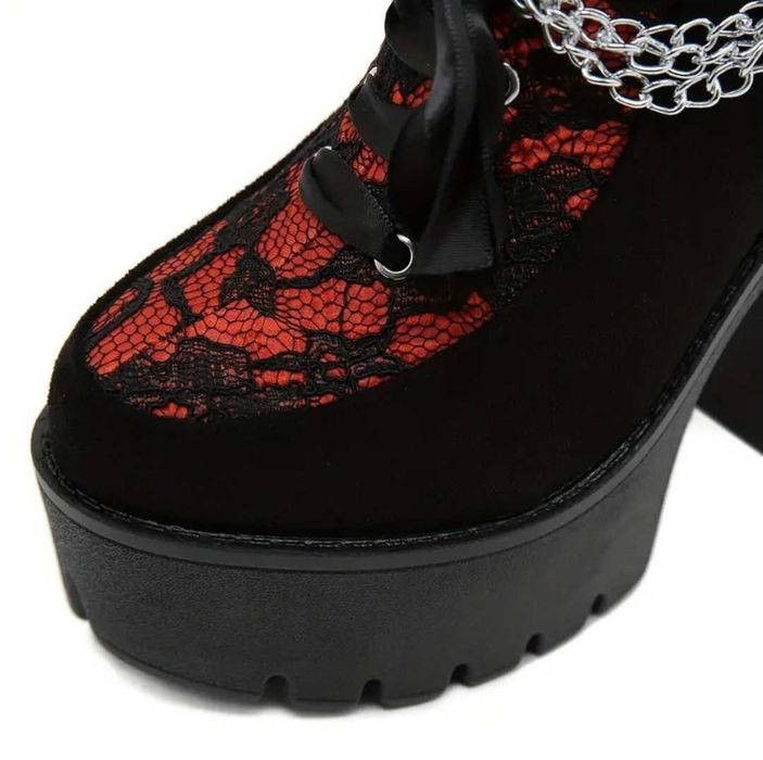 Wysokie buty. Nowe.