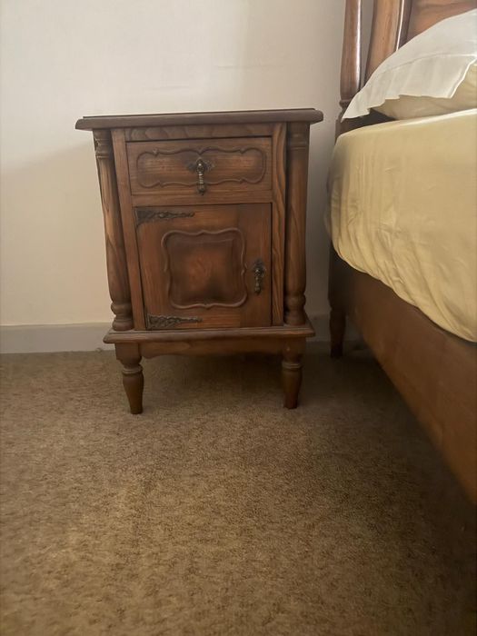 Cama e 2 mesas de cabeceira
